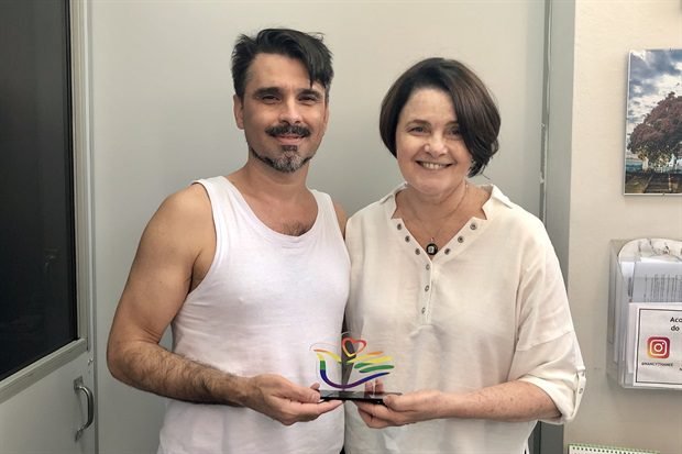 Nancy Thame recebe prêmio em respeito à diversidade LGBT de Piracicaba