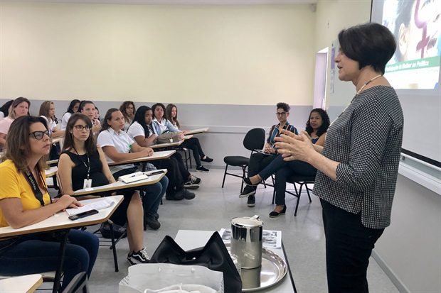 Nancy debate atuação das mulheres na política com alunas do Formar